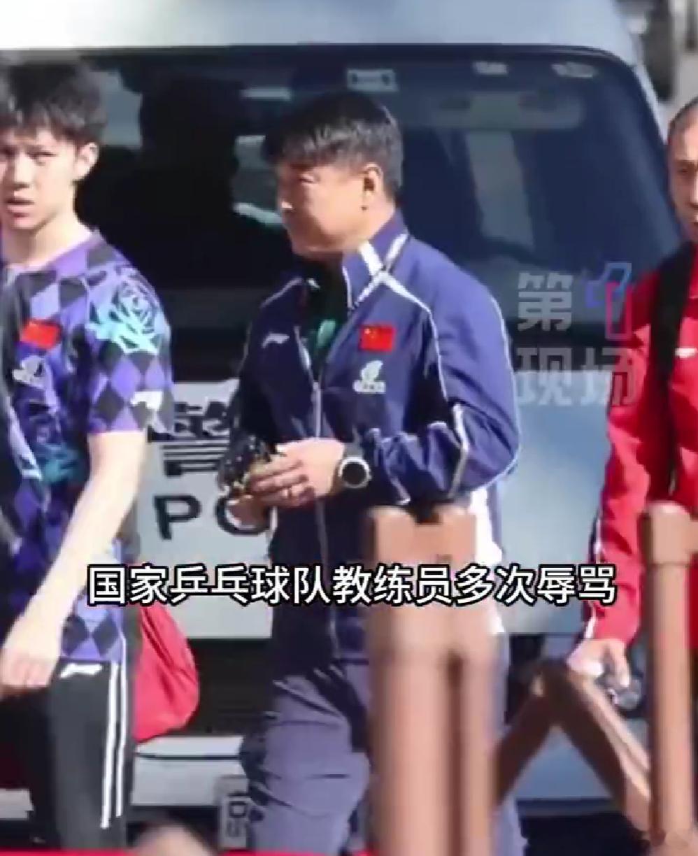 王皓被当众围堵辱骂这事终于有官方结果了。警方通报，3 人行政拘留，剩下 17 人做批评教育。被拘留的三个孩子，两个 19 岁，最小才 16 岁，年纪轻轻做出这种事，实在让人唏嘘。

看比赛有意见、对排兵布阵有想法，完全可以好好说话线上理性讨论。可把网上那套饭圈戾气带到线下，当众堵人骂人，这就已经 ​