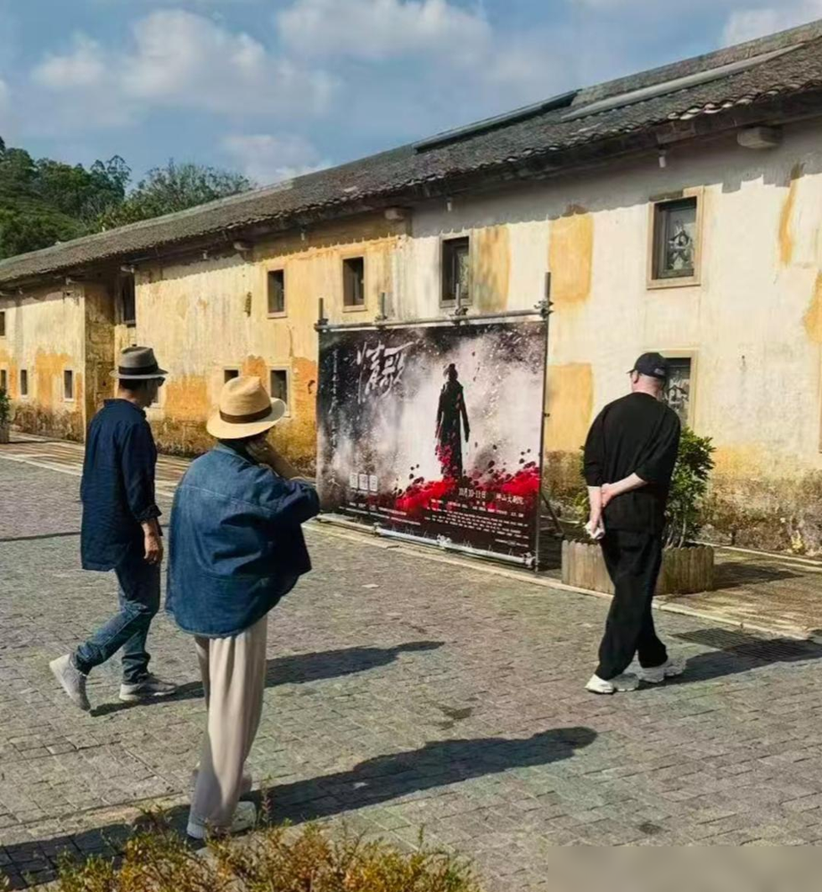 谁敢信，这俩在影视圈呼风唤雨的大佬，老了逛街也跟普通大爷没两样！
有人在深圳坪山碰见张国立和冯小刚了。张国立邓婕两口子戴着草帽，恩爱得很；旁边的冯小刚瘦了一大圈，双手插兜，一路慢悠悠看客家围屋。
年轻那会儿，这俩人是真过命。拍《我这一辈子》闹翻车，张国立二话不说下场给冯小刚平事；拍《一九四二》，