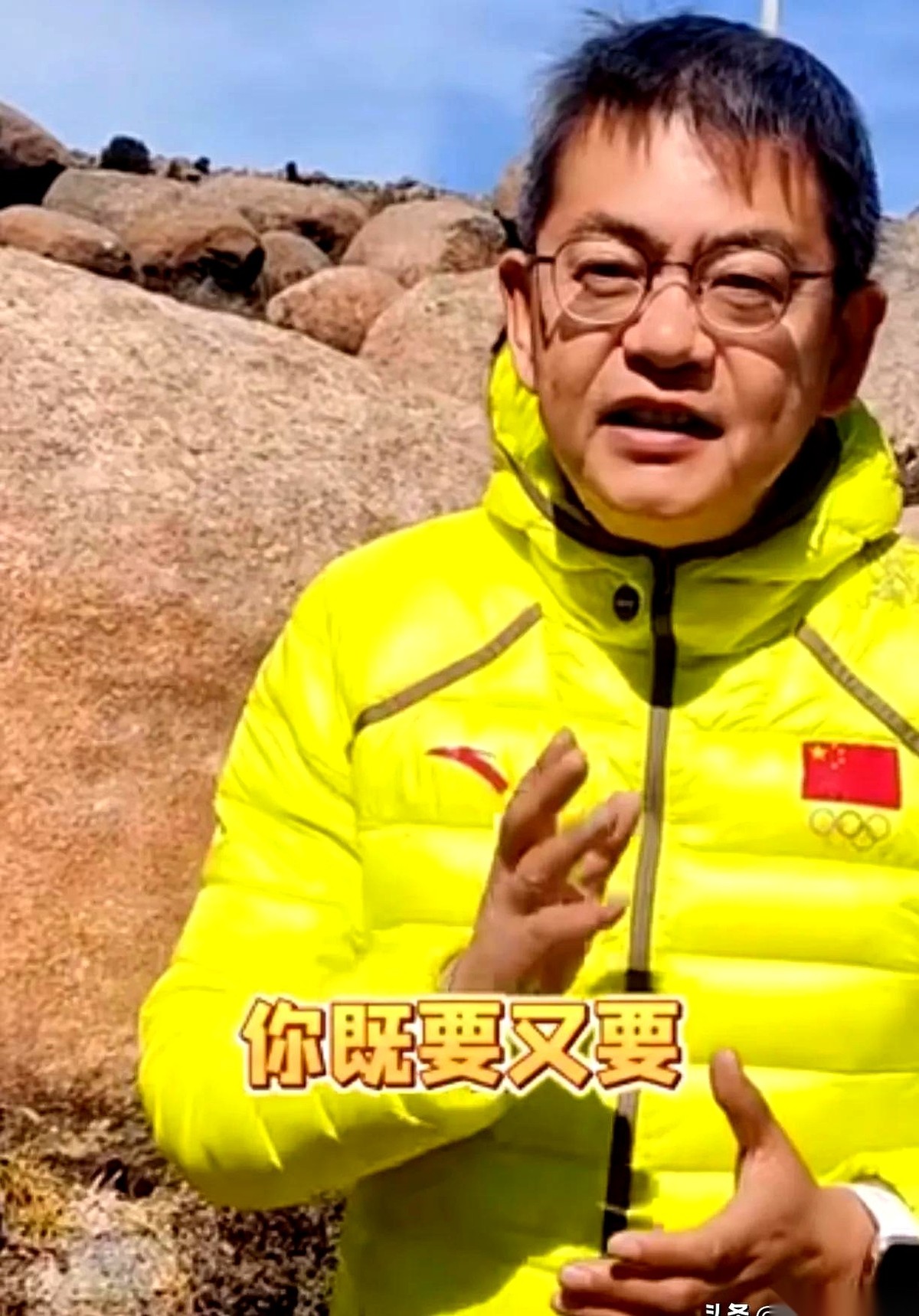马刺撤下了三分稳定的尚帕尼，直接吞下了一场37中10和一场37中12的开局连败。
整套首发阵容只剩下文班亚马一个高点，外线挤满了防守吃亏还拉不开空间的后卫。
拿着5000万的福克斯究竟愿不愿意去打替补，主教练至今还没去找他谈。
球场上的道理，有时候跟我们普通人上班没什么两样。
哈珀和福克斯摆在同一个