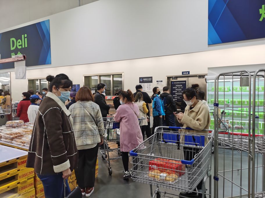 山姆成了超市顶流，但顶流的位置没那么好坐
周末的山姆会员店，停车场排队拐三个弯，购物车在过道里堵成早高峰。260块钱的会员卡，一年卖出几百万张。小红书上山姆必买清单动辄上万点赞，瑞士卷、烤鸡、麻薯成了社交硬通货。说山姆是超市顶流，没人反对。

山姆的火爆不是偶然。传统大卖场这几年关店关到手软，家乐福