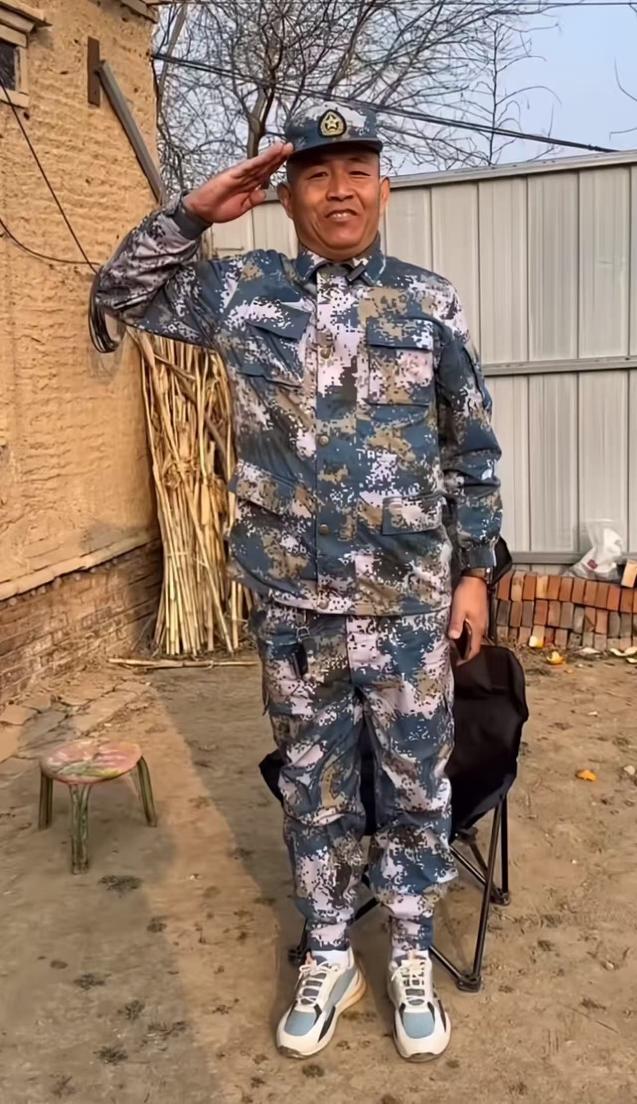 “你可以永远可以相信人民子弟兵。” 河北，男孩独自一人坐车去甘肃武威找父亲，半路被无良司机丢下。手机又没电了，在路边熬了一宿后，看到一辆大货车前面贴着“我曾是军人，有需要找我”，男孩鼓足勇气拦下了货车司机。

（来源：江北融媒）

大家常说“人民子弟兵”这五个字，从来不是挂在墙上的口号——哪怕军装脱