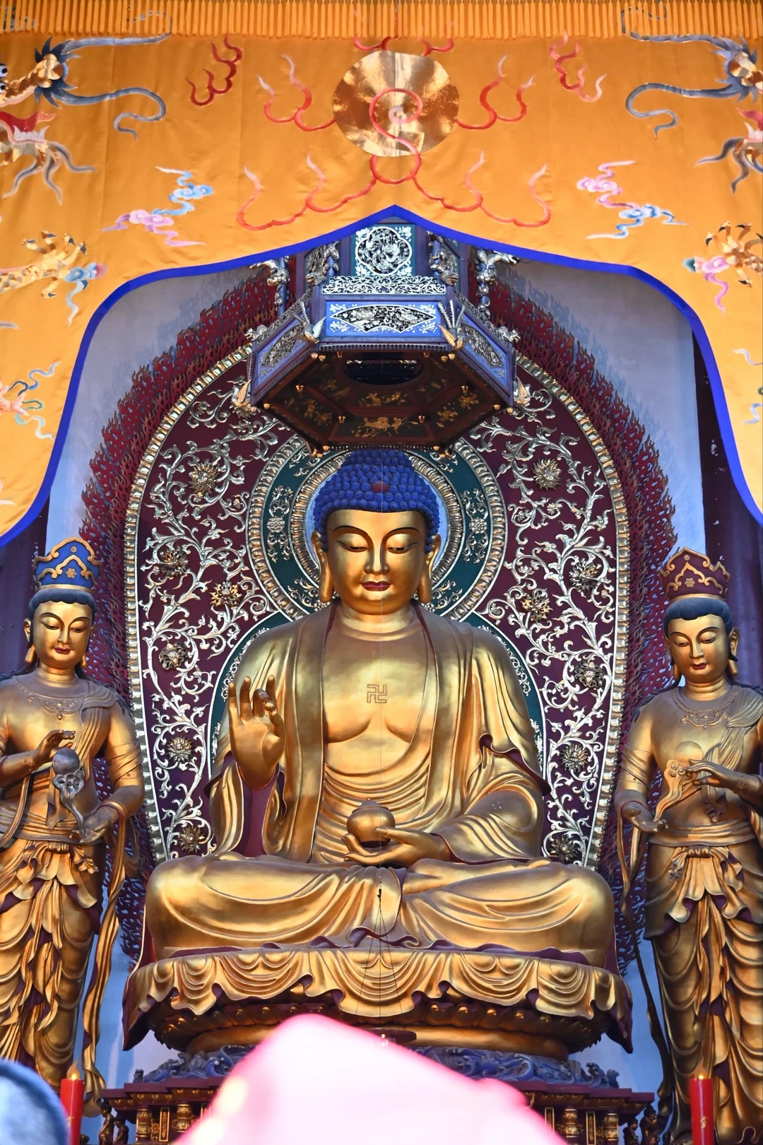 在灵隐寺药师殿停留片刻
