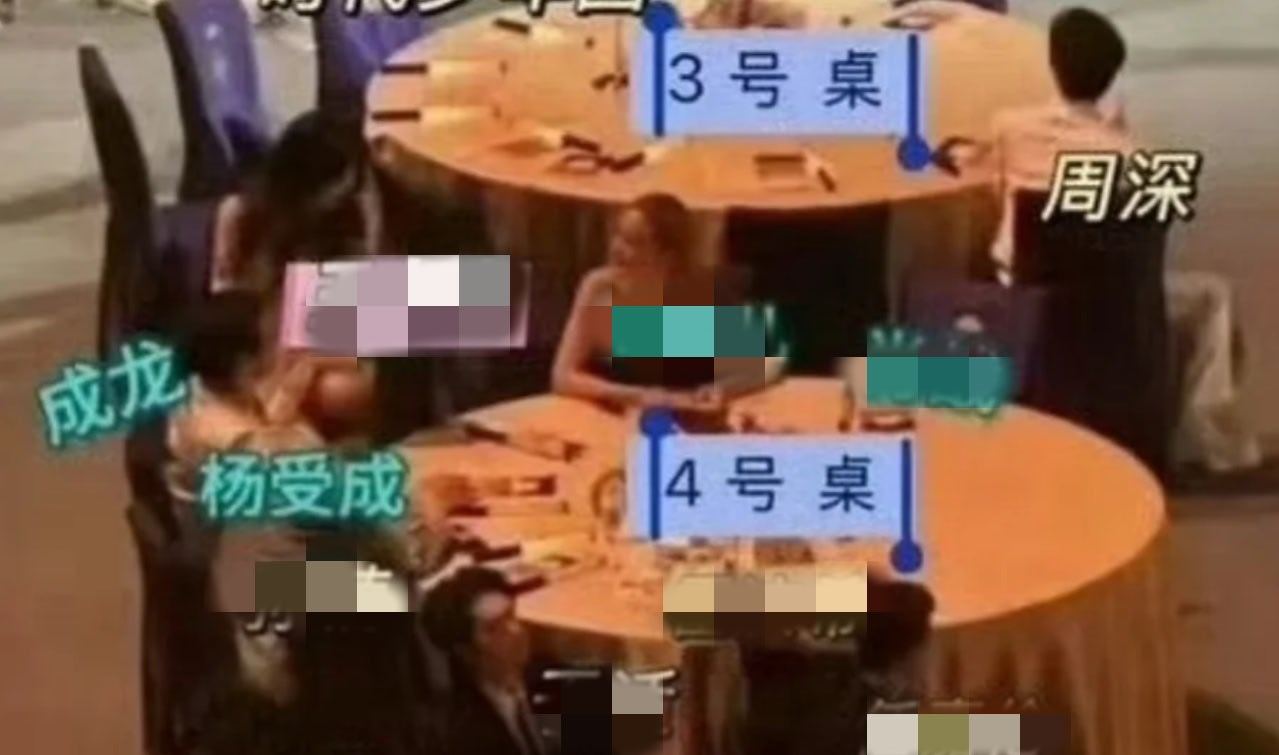 两年座位图对比
去年第一排八张桌 周深在3桌
今年第一排七张桌 周深在4桌
走的每一步都算数 
#湾区升明月宣传大使周深# ​