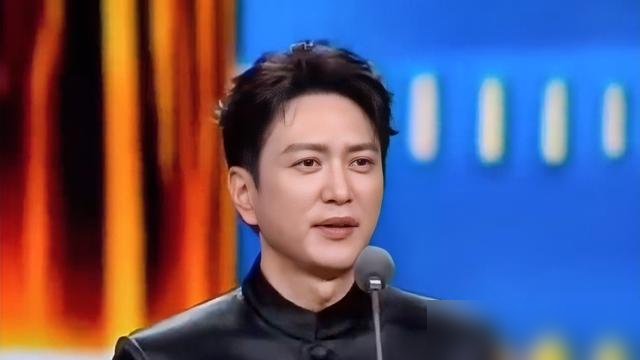王仁君拿了飞天视帝，四分钟获奖感言全程脱稿，连个磕巴都没打。
底下坐着的同行全愣住了，没人玩手机。他就穿着那身黑西装，从角色聊到历史，从表演聊到敬畏，一句“演员要把自己藏进人物的影子里”，直接把直播弹幕干爆了。
这已经是他第五次演青年毛泽东。《浴血荣光》在央视一套播出时，收视率冲到2.956%，