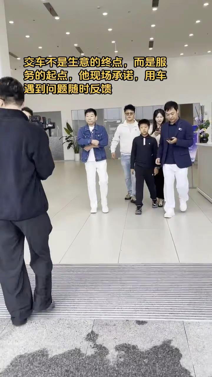 交车不是生意的终点，而是服务的起点，他现场承诺，用车遇到问题随时反馈长城汽车 魏建军 保定