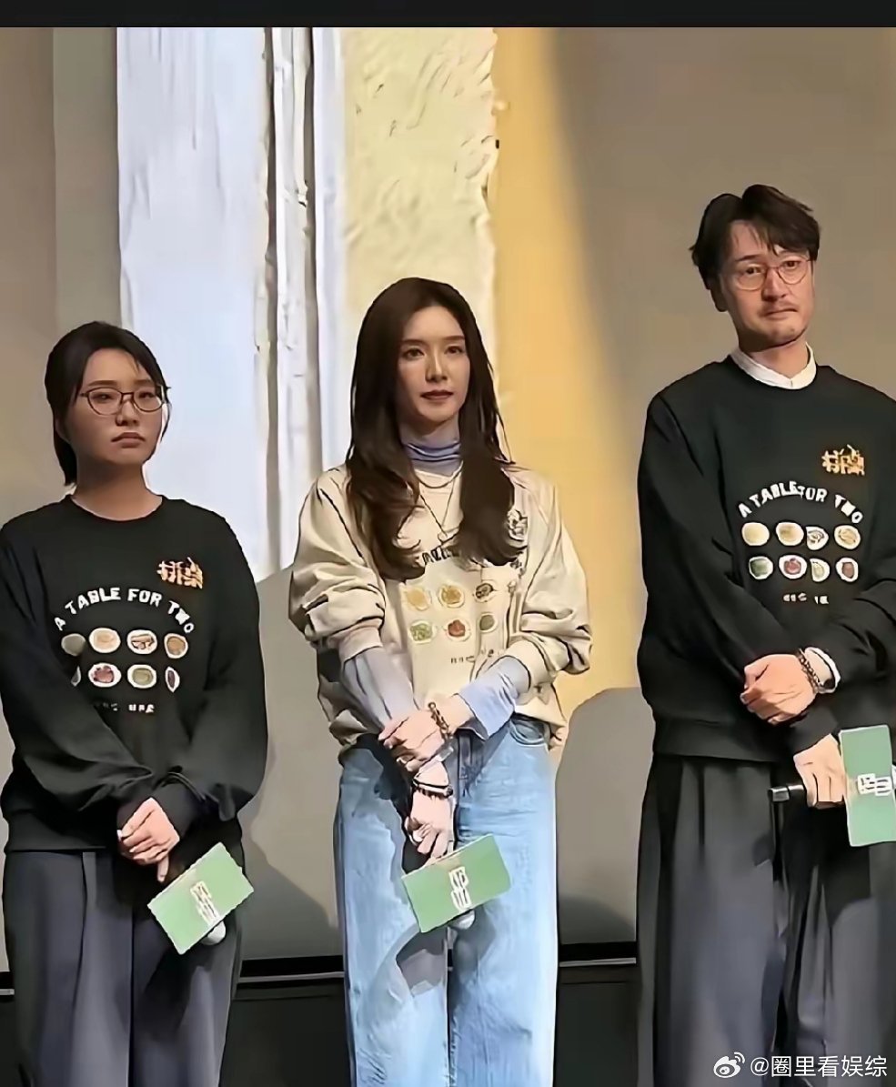 同一件衣服，
李雪琴就是穿。
江疏影就是搭！
李雪琴穿出了普通人的样子。
江疏影里面搭配高领薄纱，就是好看很多！
同样一件衣服，花一点小心思效果真的很明显。
衣服立马就显得不那么单调了，反而看起来更柔和，更有层次！
有时候也不一定就是身材好了穿才好看，重要的还是穿搭！ ​