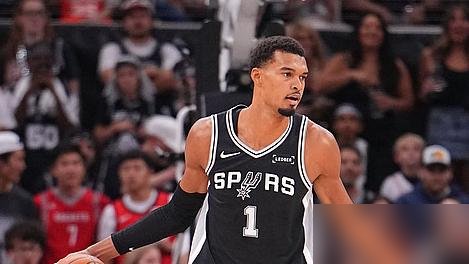 文班13中1，马刺两连败，福克斯两场干了两架。
雷霆那场，文班跟丢了魂一样，34分钟就进一个球，他自己都说想太多，犹豫了。转头打火箭，25分13板，状态回来了，球队还是输4分。
最扎眼的是福克斯，打雷霆跟切特顶牛，打太阳又跟杜兰特喷起来，两场球两场冲突。马刺这队现在球没赢，火气倒是不小。
今天