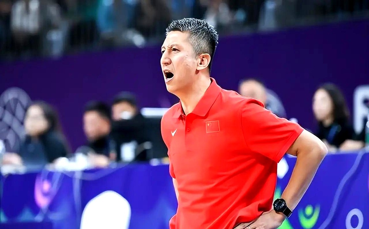 郭士强接手国家队的这份名单，少了不少熟面孔。

周琦、赵睿、张镇麟，这几个绝对主力全因为旧伤复发请了假。老伤在这时候找上门，只能好好养着。

再看其他人。孙铭徽、郭昊文直接没进。

之前呼声挺高的曾凡博、徐杰，还有赵维伦，去队里转了一圈，最后也没能留下。崔永熙现在也不在名单里。

主力养伤，新人进进