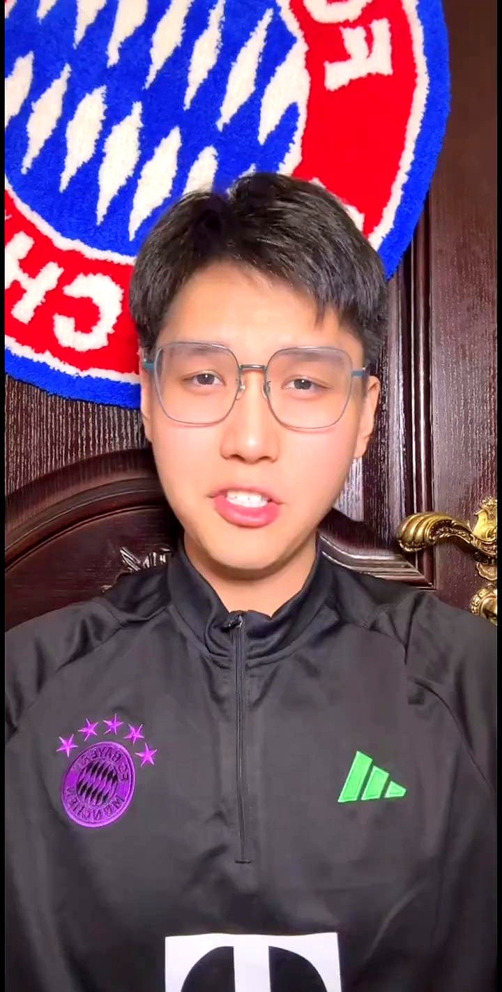 拜仁碰上了一个怪裁判，这哥们儿吹罚尺度出了名的严，对三线作战的拜仁来说，这反而是个好消息。

对手埃尔夫斯贝格，这支升班马踢法有点野。后防线像是纸糊的，高空球和定位球几乎是白送，但你敢压上去，他前场那几个快马立刻就能把你的防线冲得七零八落。这队韧性还足，落后了反而更会踢。

不过，拜仁现在最不怕的就