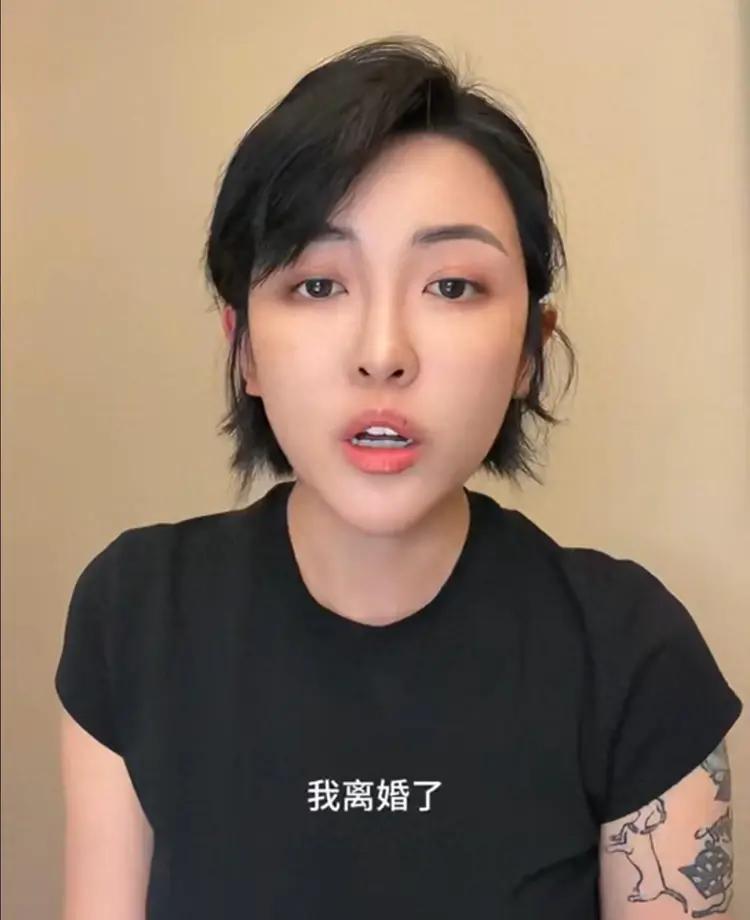 四斤黄金凤冠没保住这段婚姻！千万网红张凯毅哺乳期官宣离婚，孩子才7个月大

9月19日，千万粉丝网红张凯毅突然发视频官宣离婚，消息瞬间冲上热搜第一。

说实话，看到这个消息的时候，我脑子里第一个闪过的画面，还是当年她用四斤黄金亲手打造凤冠求婚的场面——那时候全网都在刷“嫁给了爱情”。

谁能想到，才
