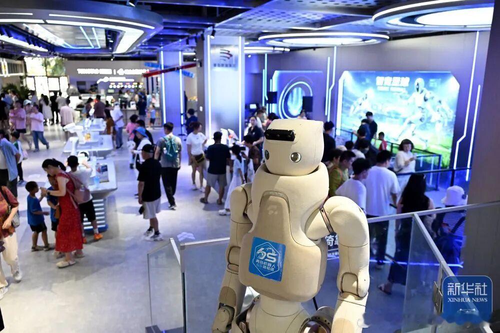 青岛市首家机器人 6S 体验店落地市南区中山路步行街，创新打造集销售、售后、租赁、定制等 “六位一体” 综合服务模式，多款智能机器人亮相互动体验，让前沿科技走进大众日常生活，为历史城区注入科创活力与未来感 ​