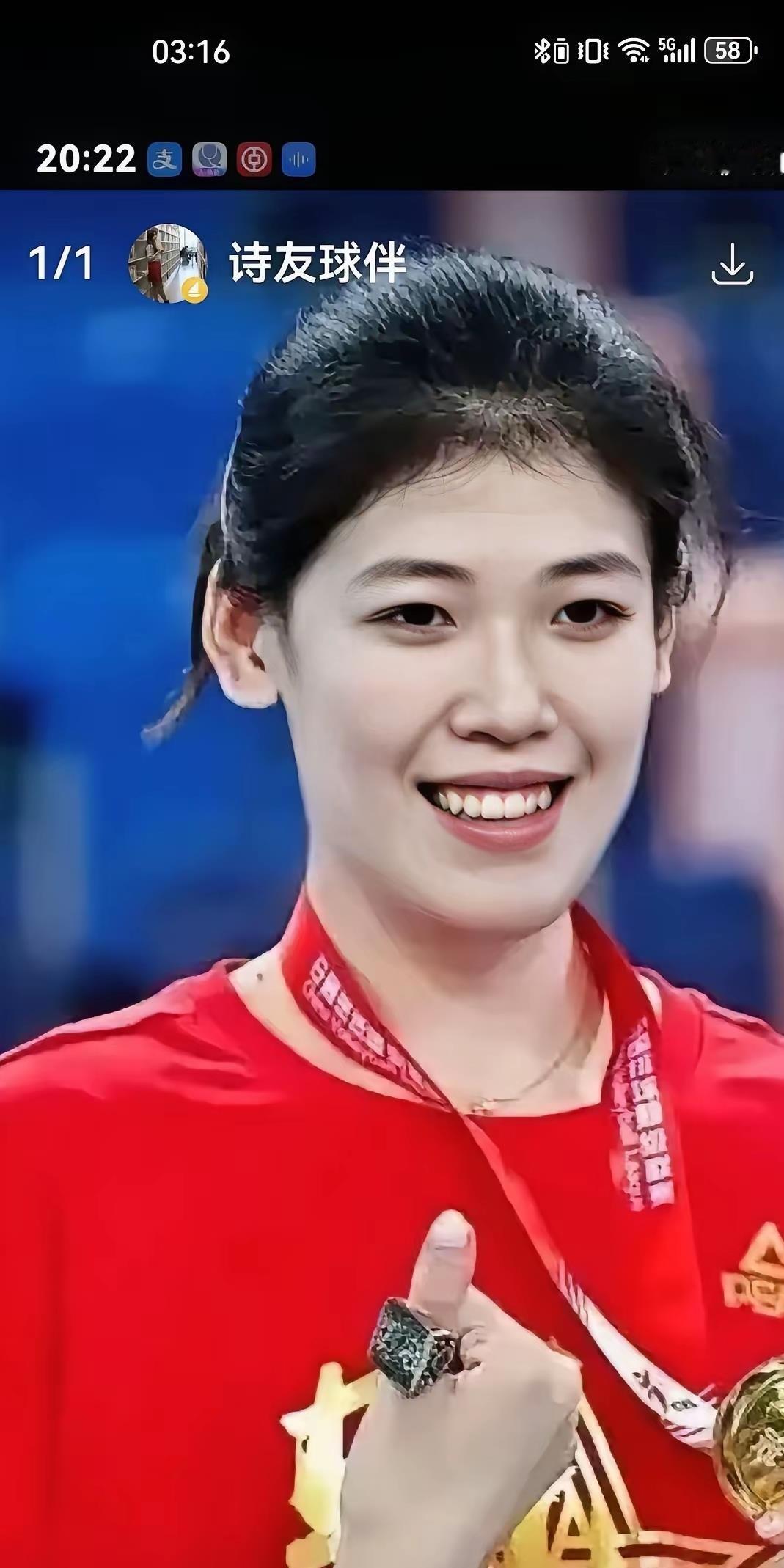 李盈莹因心脏手术缺席天津亚锦赛，中国女排主场憾负泰国无缘直通洛杉矶奥运，这恐怕是今年排坛最让人扼腕的一件事。
决赛夜天津体育馆座无虚席，可那个本该扛起大旗的姑娘却只能守着电视直播。庄宇珊累到腿抽筋离场时比分牌停在6比6，吴梦洁带伤硬扛四局，看台上有人举着“等你回来”的灯牌，灯光晃得人眼眶发酸。去年香
