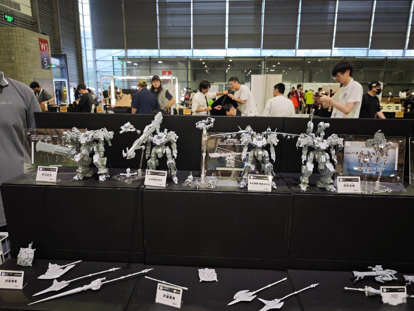 枪火通行系列——山君、林枭试验型灰模合影镇楼

顺便发点图～
来不及打灰模的初期型机体——勇士
单兵用巨型电磁炮
以及目前还在概念粗胚阶段的专用整备仓【目前仅大型】

感谢各位来现场观看和提出宝贵意见的小伙伴，明年再见👋🏻

#WF ##拼装模型 ##机甲#  ​