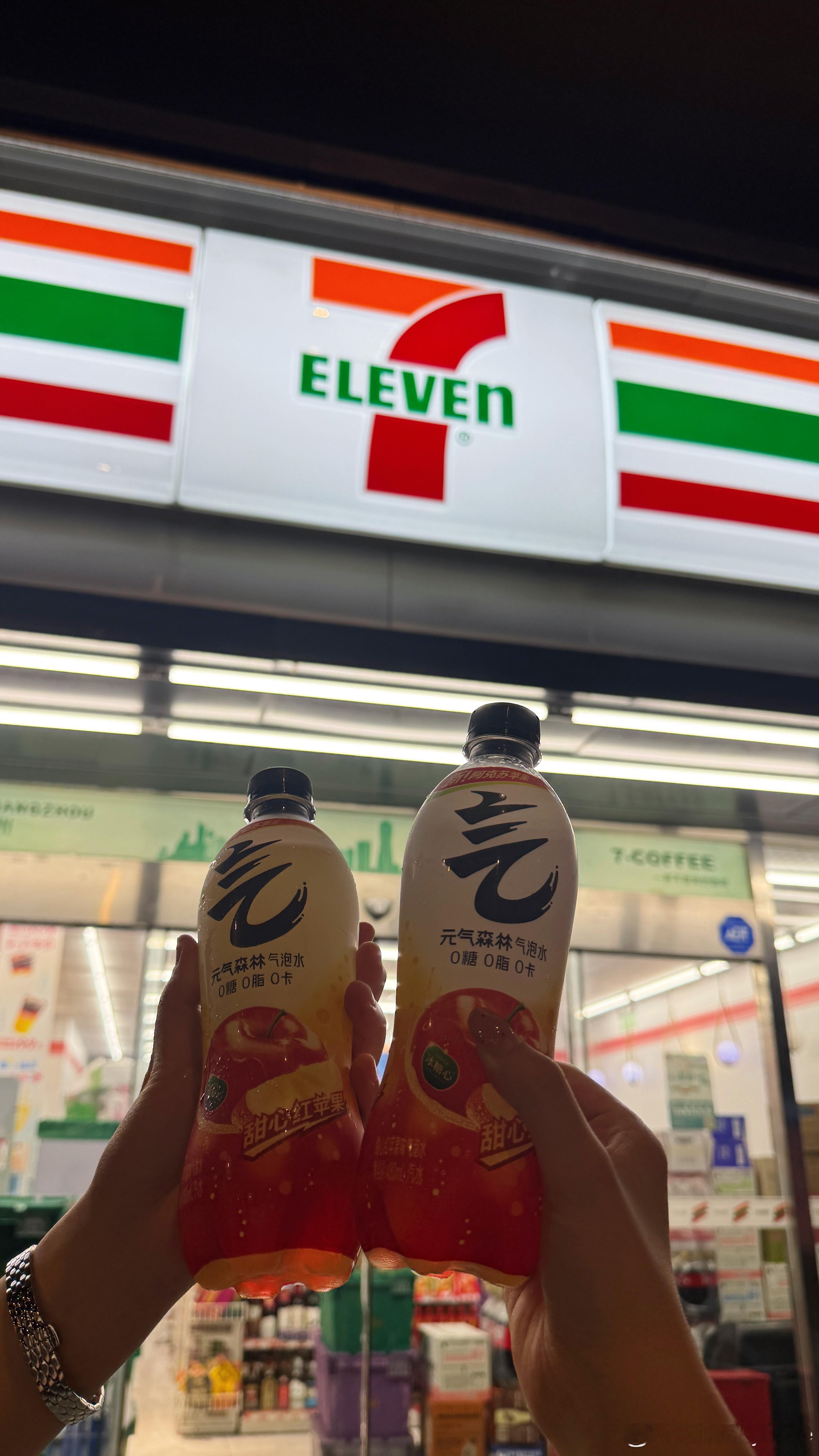 翻到在杭州的一张图 那天晚上凌晨1点了吧？很想喝苹果味的元气森林(真的很好喝 而且只711有卖) so就搜索了酒店附近最近的一家711 地图显示1km 感觉这个距离还可以 我们下来打车 打不到(杭州无夜生活 感觉都是牛马城市)走路去 谁知道一走就是半小时？我们都觉得杭州的路是不是自动延长？每次都得走很久  ​