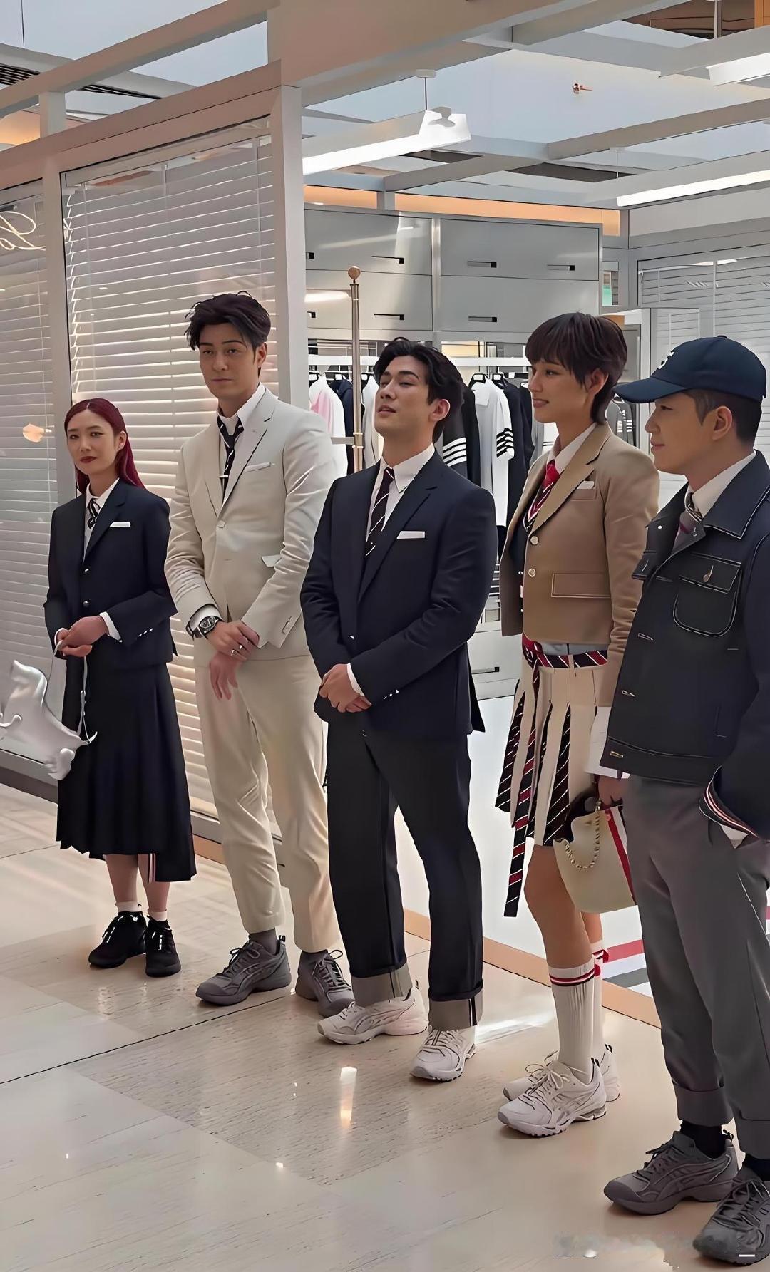 原来身高才是男明星最大的硬伤！
和王力宏神似的李治廷
明明长着一张180 +精英脸
谁能想到实际身高居然这么虐
连同框的王丹妮都比他高
而且人家还曲着腿呢
再对比身旁的高个子
直接被秒成小鸟依人
脸是豪门总裁脸
身高却是邻家弟弟
这也太魔幻了 ​