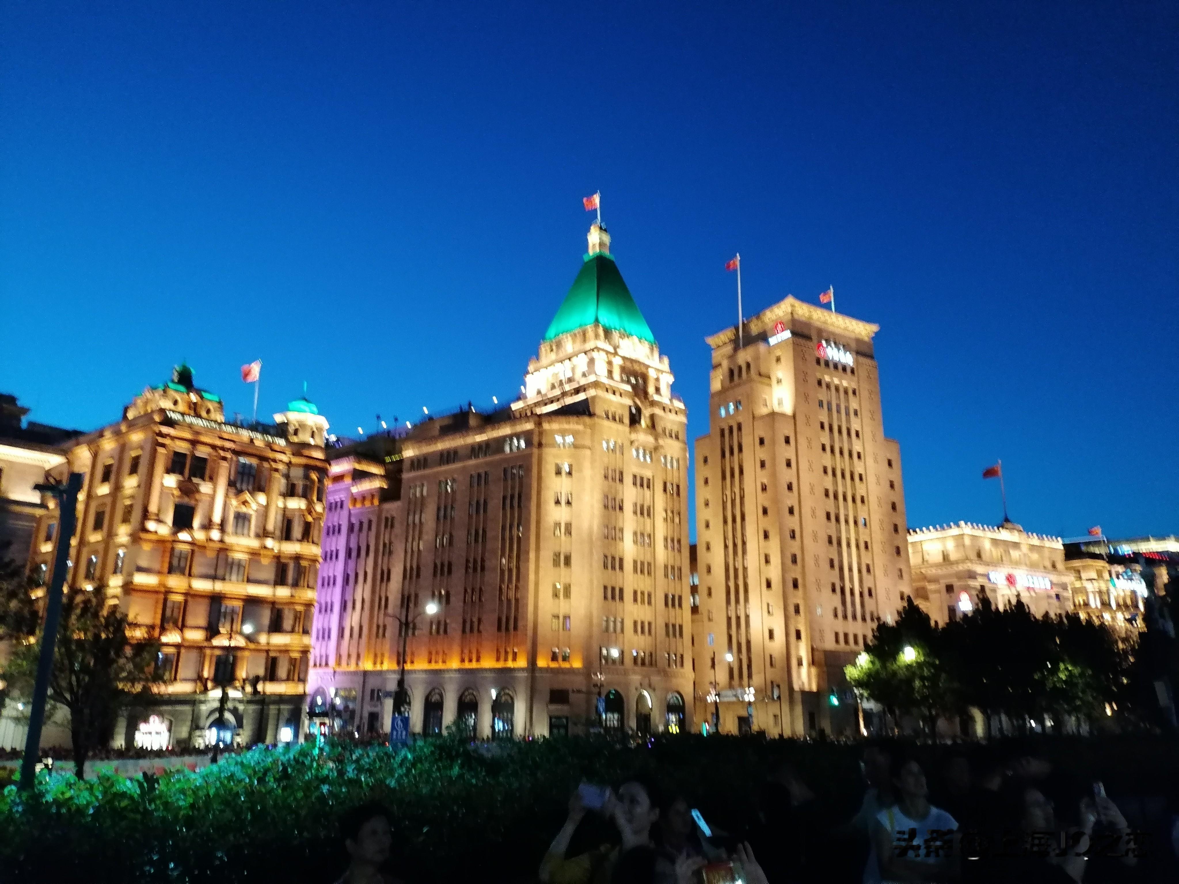 严子怡一枪定乾坤。
采访的时候，她说，伤病对于国家来说是小事，为国争光，我一定要投一枪。
很感慨，00后一代，真的是让人耳目一新。
其他运动员，比如贾一凡，采访的时候都在深情的祝福祖国繁荣昌盛！
他们正能量，情商高，成绩更喜人。
有他们在，我们伟大的祖国怎么可能不强大？