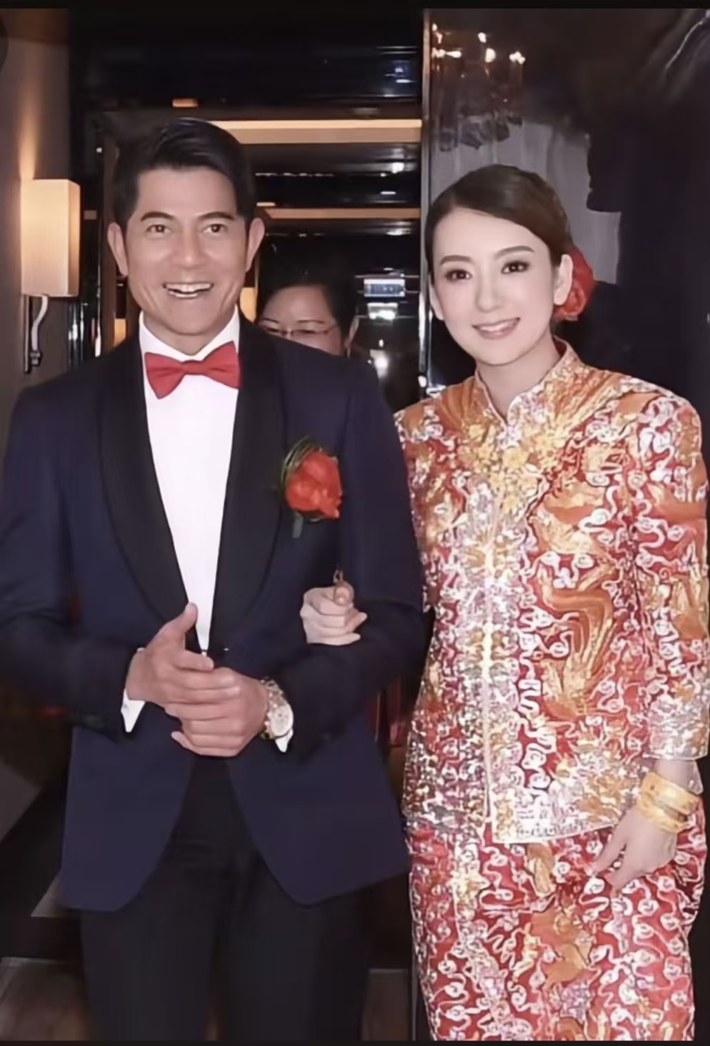 同样是四大天王，刘德华和郭富城的婚姻，为何备受争议。

四大天王风靡华语乐坛四十年，刘德华、郭富城同为顶流巨星，名气、地位、财富、国民度几乎持平。

一、择偶起点完全不同：一个选“并肩知己”，一个选“权衡匹配”
刘德华 &amp; 朱丽倩：二十余年隐忍陪伴，深情不负

女方背景朱丽倩绝非普通素人，她出身马来
