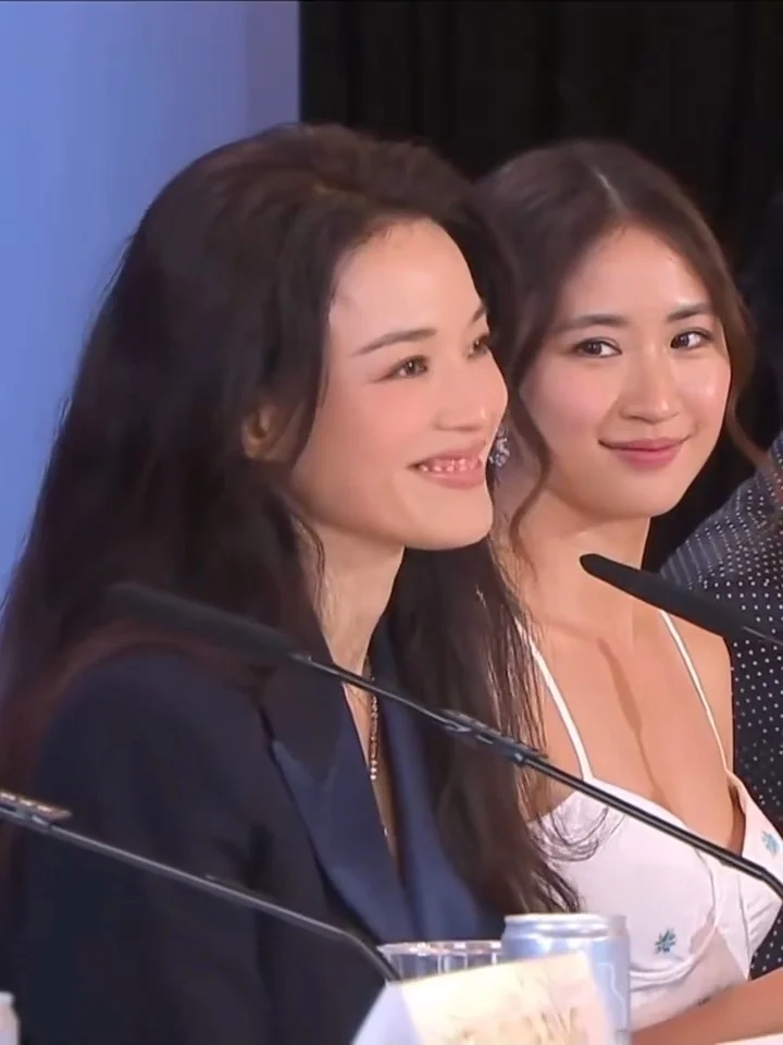 好“小迷妹”的眼神😆