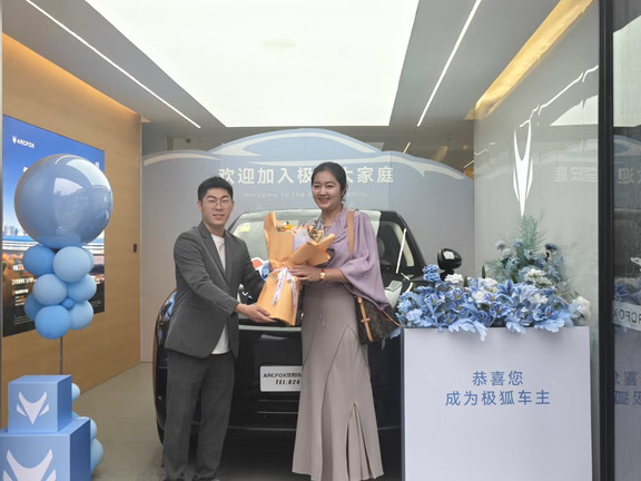 极狐T7首任女司机中秋节提车！