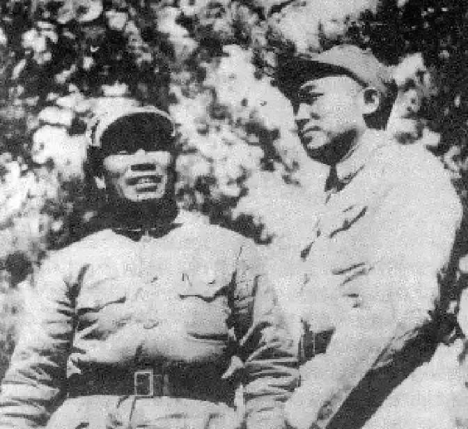 1956年，彭德怀到青海视察，检查哨位时，他问哨兵：“这么冷，你怎么不穿皮大衣？”哨兵挠了挠头：“报告首长，我们没有皮大衣！”
彭德怀听完这句话，在原地站了几秒，然后转身对身后的随行参谋说：“把车调头，不回西宁了。”
参谋愣了一下：“首长，原计划……”
“计划改了。”彭德怀已经拉开吉普车门，“去县里