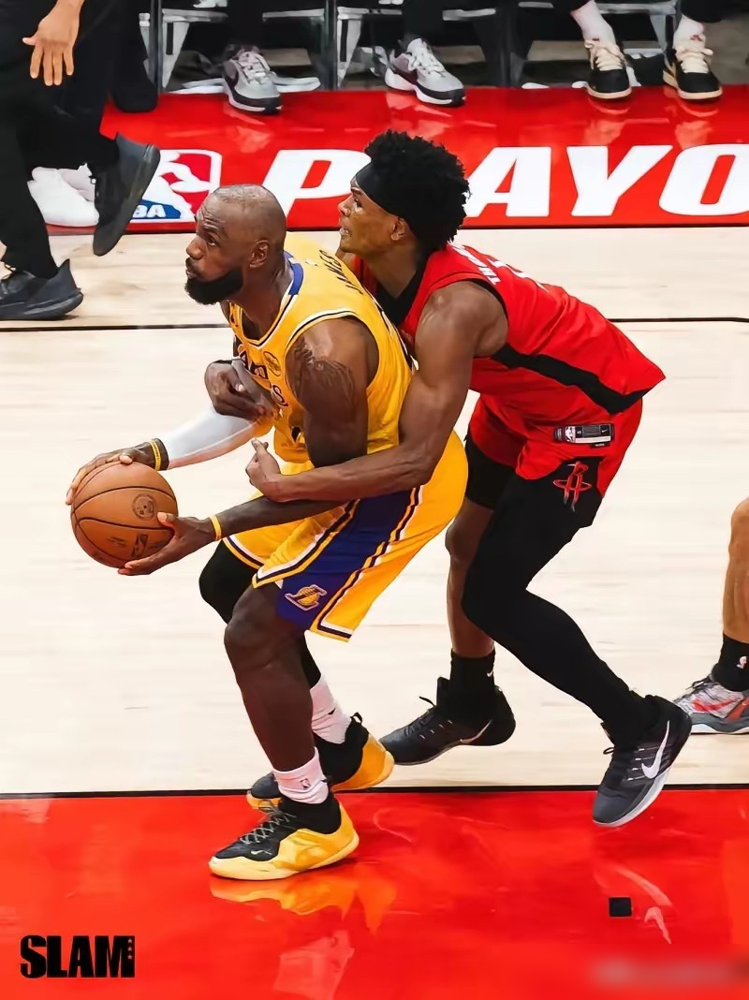 还嘲笑他是三当家？对手王牌腿筋二级撕裂倒下那刻，球权回到老詹手里，比赛...