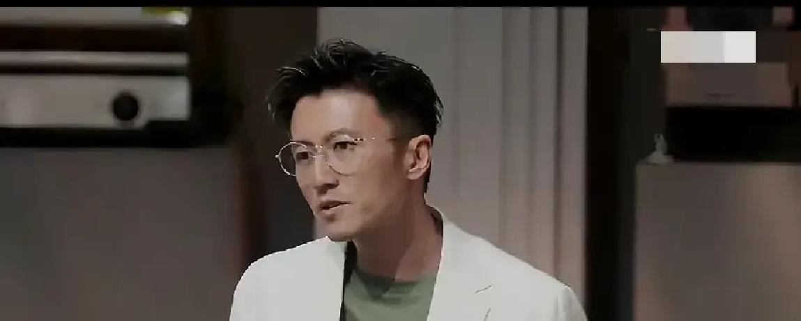 谢霆锋从小练就的网球“童子功”，碰上周杰伦满场飞奔靠脑子预判的“节奏流”，这俩人要是真在球场上较量一番，那画面想想都觉得刺激

就在8月27日，这场看似八竿子打不着的对决，差点被一个女人在饭桌上给原地敲定

这大姐不是别人，正是娱乐圈里出了名爱张罗的瞿颖

当时在录制综艺《一饭封神2》的时候，瞿颖跟