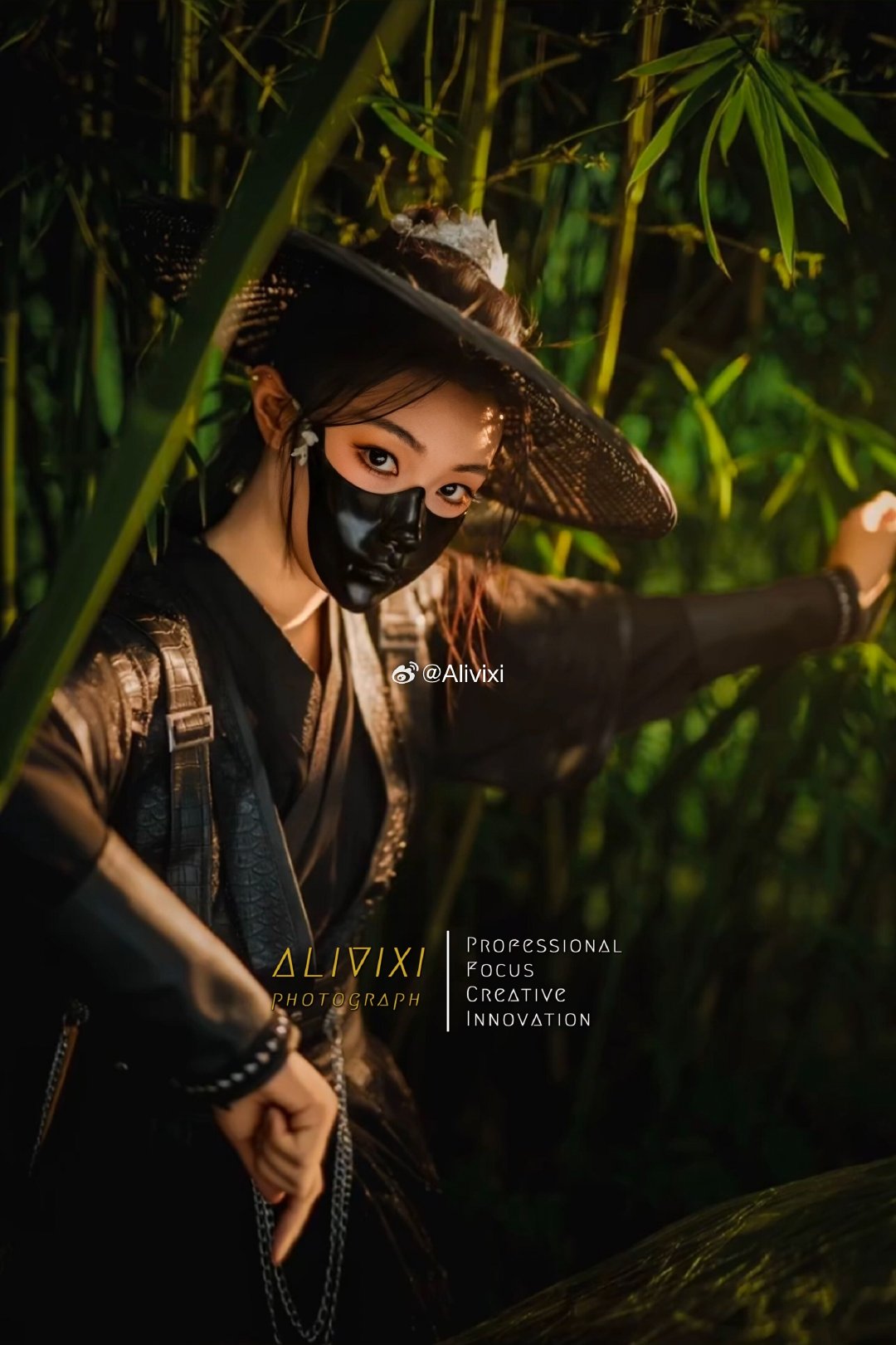 飞鱼服一上身，终于懂什么叫“华夏有衣，其名汉服”。
利落剪裁配暗纹刺绣，既有江湖侠气，又有宫廷威仪，东方美学的冲击力真的穿一次震撼一次。
#米拍青影共创计划##微博青年影像计划##微博影像年##摄影灵感上新##十一拍点东方浪漫#  ​
