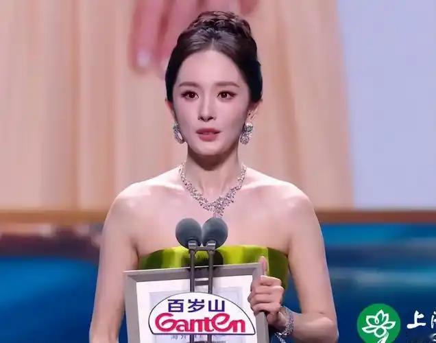 杨幂、赵丽颖、肖战，全都没进表演类提名。

第33届金鹰奖提名名单公布后，“掉提”登上热搜。杨幂凭《生万物》入围过白玉兰视后，肖战手握《藏海传》年度热度，赵丽颖两度封后，三人集体止步六强。

金鹰奖的评委，这次把票投给了于和伟、胡歌、宋佳、闫妮。门关上了，谁能走进去，规则说了算。

这根本不是偶然失