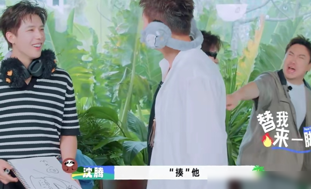 王安宇比划个狗，全程就一根手指在那点点点。黄景瑜直接抓狂：你也不能就一个动作吧。沈腾搁旁边补刀：你哪怕比划呢。三个人凑一桌，没一个冤的。
《现在就出发4》这环节活活被玩成喜剧现场。王安宇越点越自信，黄景瑜越猜越冒烟，沈腾负责拱火看戏，一句比一句损。
10月11日王安宇晒合照还在玩梗：阿sir，别