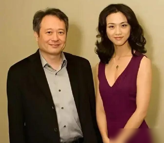 很多人光看见汤唯拿50万片酬拍《色，戒》，没看见她拍完直接消失了两年。
2008年3月，广电一纸通知，广告全撤，戏约全停，连顾长卫的新片都把她名字划了。男朋友顶不住压力，也散了。威尼斯金狮奖刚捧红的人，一夜之间连个商演都接不着。李安急得发声明，没用。
她没哭没闹，揣着攒下的130万跑英国学戏剧，