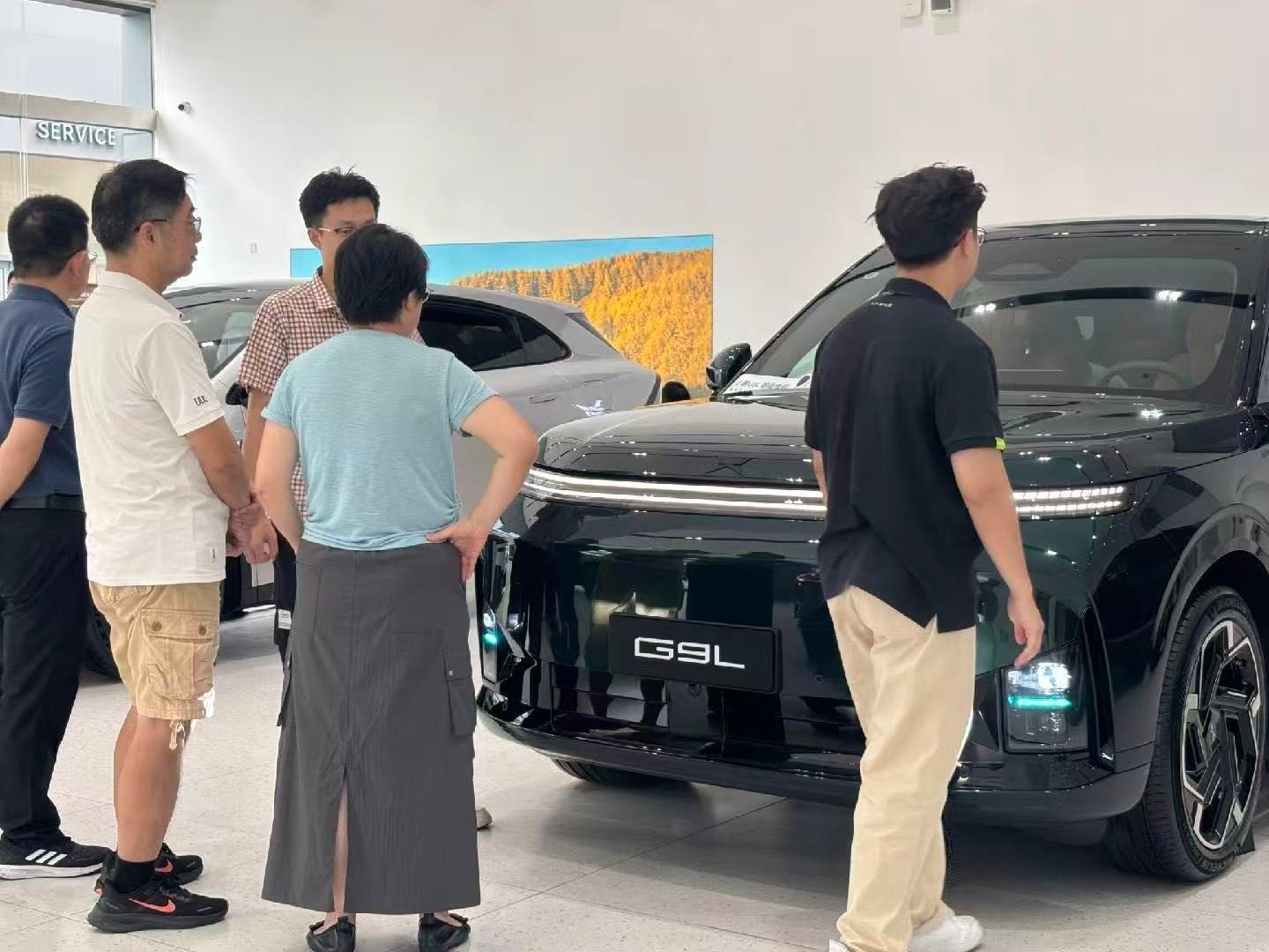 国庆假期，没想到这么多人到小鹏G9L全国门店看车试驾呀！订单持续增长，试驾排起长队，预约排到深夜是常态。23.18万元起，小鹏G9L是真正的起步即大满配，以空间、三电、操控、智能、安全、舒适六个维度无对手的实力，做到同价位无对手。
#23.18万元起小鹏G9L同价位无对手# ​