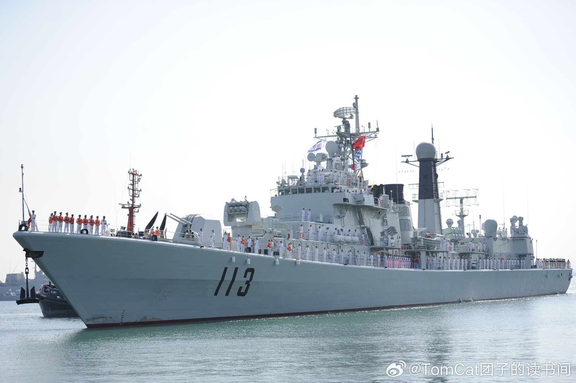 🔻052级明星112舰退役了#052型驱逐舰首舰112舰退役# ，服役35年就35年，一年不多服，到点下班！这个船我感觉完全可以转手卖了，一是状态太好了，二是卖给第三世界国家根本不落后，虽然她作为海军早期发展的试验舰，各项能力都比较中庸，但是船体太好了，还可以带双直升机，哪个第三世界国家来用两三 ​