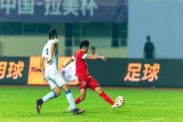 打平就出线？国足U23这次手握4分，把阿联酋逼到了悬崖边上。

阿联酋现在急眼了，开场绝对会全线压上疯抢。咱们早就捏准了对面的软肋，他们后防线一盘散沙，最怕别人掏身后。

中国队完全可以扎紧篱笆。扛住开局三板斧，断球后直接起大脚找前锋，一脚就能打穿防线。

西亚球队身板硬，只要球员少犯规，不给他们在