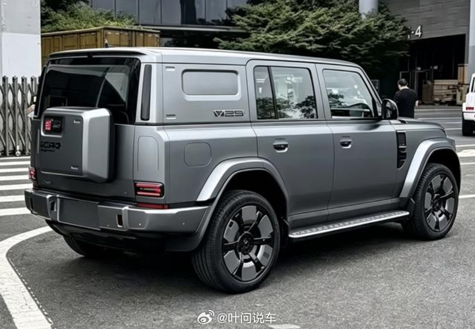 #iCAR V25开启预订# iCAR V25正式开启预订，预售价13.98万-17.58万，补齐V23、V27之间的中型方盒子赛道。
尺寸适中，好停车，侧开尾门+外挂书包，露营改装属性拉满。增程动力综合续航超1200km，四驱版本性能强悍，搭载地平线征程6P芯片，高配可选激光雷达，把方盒子颜值、轻越野和高阶智驾打包给到用户 ​