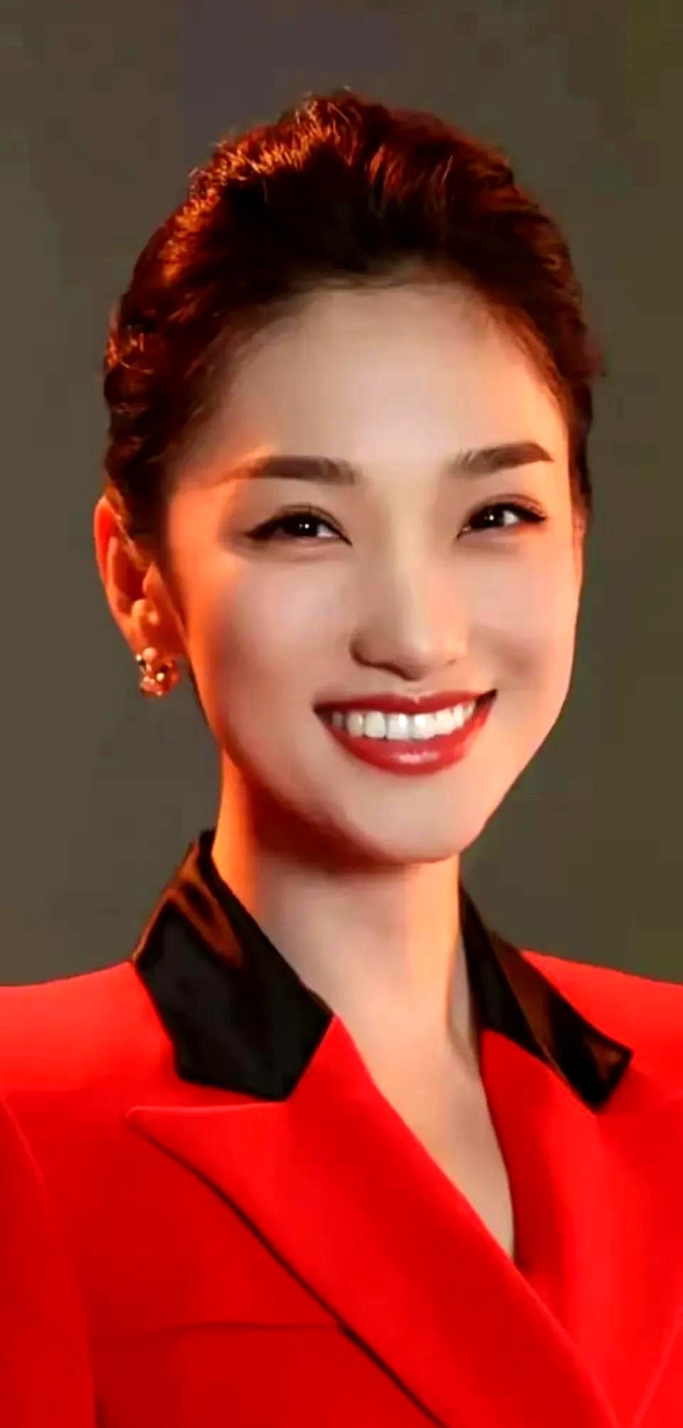 多年稳站C位，从无一次口误，1米72的蓝羽把“原装脸”的杀伤力拉满了。

往台上一站，落落大方，笑眼弯弯，连牙齿白得透亮都没有那种假硬的烤瓷感。但这在中传播音系科班出身的底子面前，只能算锦上添花。真正硬核的，是她把从小喜欢的职业做到了极致。

能把喜欢的事干成这样是种本事。咱们普通人把小日子里喜欢的