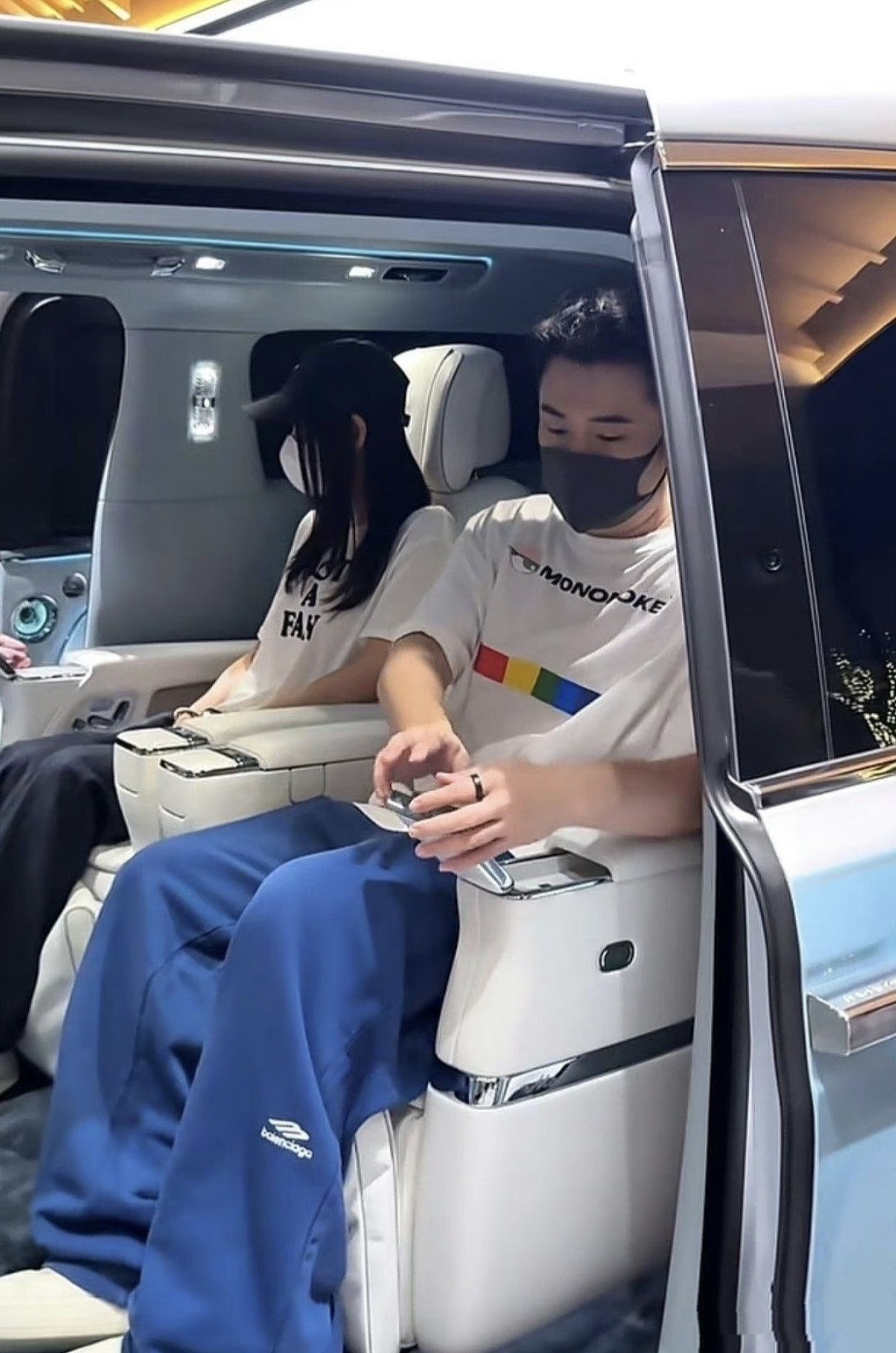 陈赫要给老婆买车了？带老婆看尊界S800，这可是百万级别的电车！
张子萱可真幸福啊，嫁给陈赫以后、过得就是阔太太的生活。
陈赫也在结婚后，摇身一变、成了宠妻宠女狂魔。
在外面拍综艺很卖力、在家做饭也很用心。
和老婆之间的相处，就像热恋中的情侣一样，太让人羡慕了。
花百万买电车、还得是明星，真有钱！