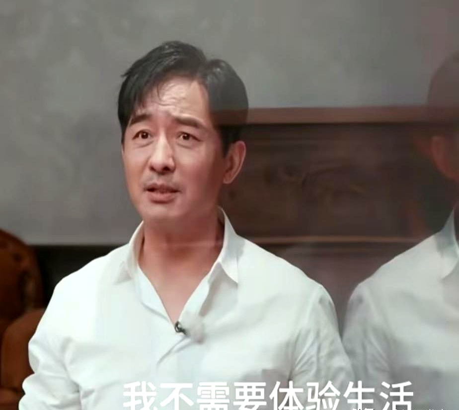郭晓东在节目里纳闷，自己明明在农村长大，拿起锄头就能下地，为啥至今没导演找他演个地道厚重的农村戏
 

张泉灵打趣说因为他太帅，他连连摆手否认，其实大家心里都跟明镜似的，他那张脸和身上的周正气质，根本不是面朝黄土的糙汉，而是背着全家指望好不容易考进省城的读书人
 

当年《新结婚时代》里的何建国，再