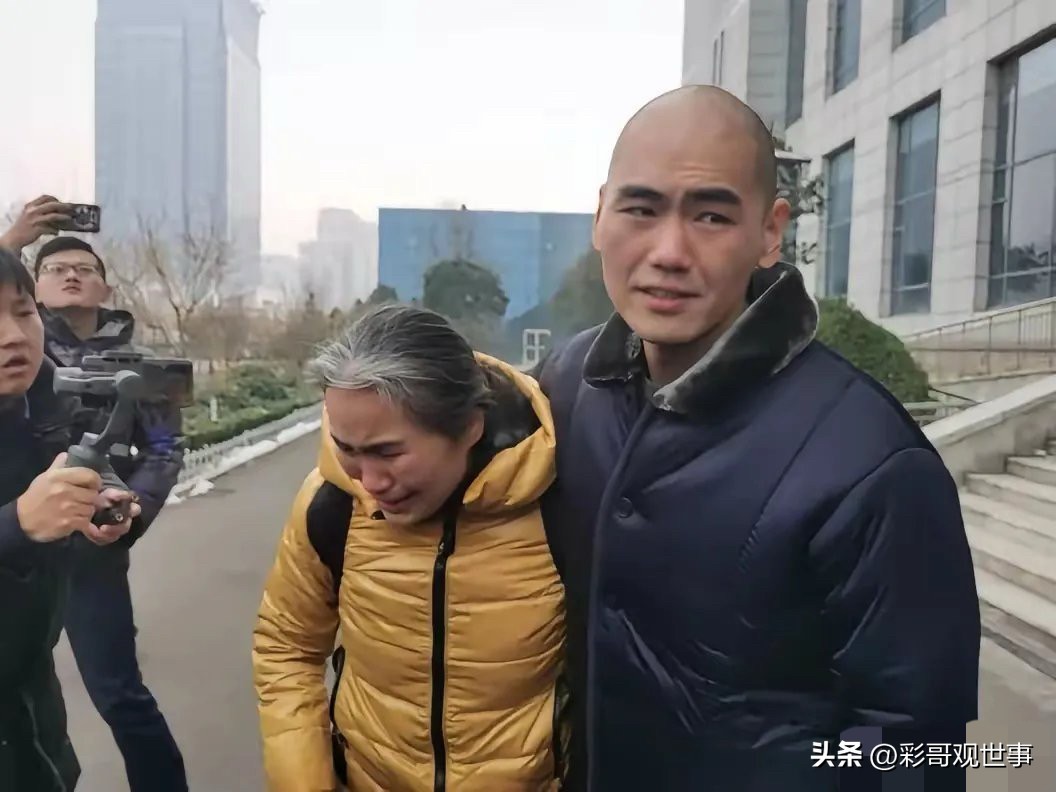 2006年，16岁的张志超因奸杀同校女同学被判无期，然而，坐牢6年后，他的一句话，却让其母亲瞬间泪奔，之后坚持帮他申诉……

案件最早发生在2005年的山东临沭县第二中学，从女生失踪到遗体被发现仅隔一月。到底是怎样的话，能让母亲下定决心走上漫漫申诉路？

2011年的一次常规探监，隔着玻璃的会见室里