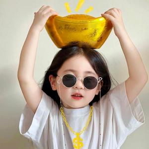 雾里的悠闲拍照游客