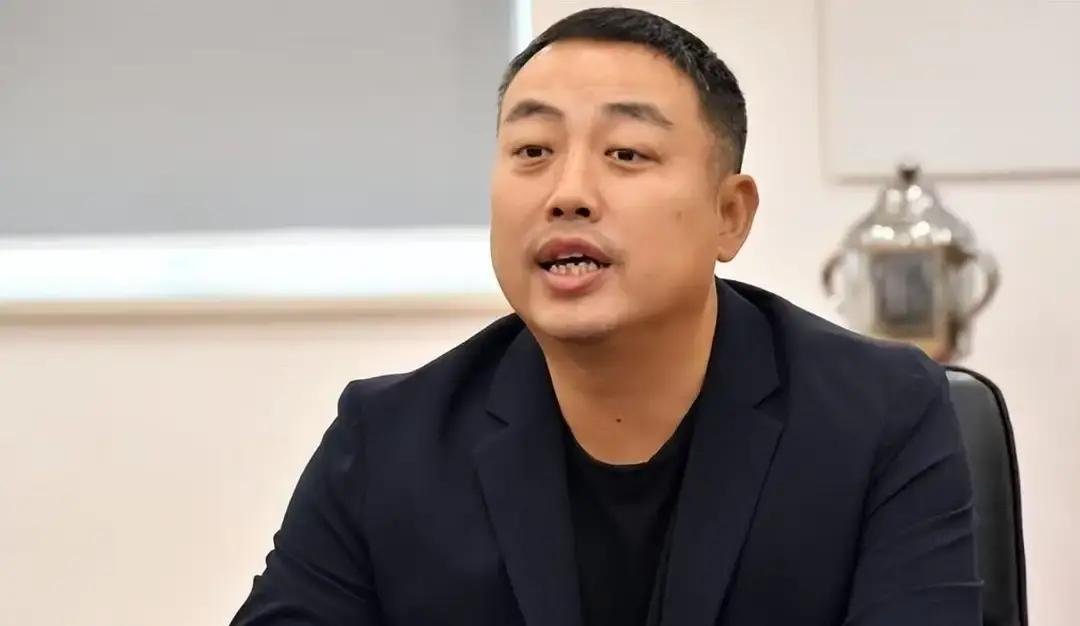 国际乒联这次是真的被架在火上烤了。
账目被审计机构摊开来算，总营收7108万美元，花销却干到了8547万，一年净亏1439万美元。
比起这笔赤字，更扎眼的是那封直接抄送给226个成员协会的48页匿名材料。国际乒联眼下已经把事情转交给诚信部门，甚至做好了走仲裁程序的准备。
信里没有扯那些有的没的