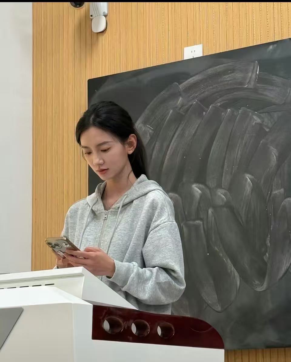 #崔雨鑫首搭于正严选张婉莹#就连日常同框路透图，把两个人放在同一个画面里，那种朦胧又暧昧的氛围感扑面而来，随便一张都很有故事感。 ​