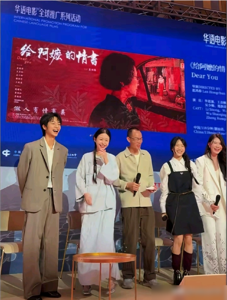 谁懂啊！玩具厂插画师跨界演戏直接成9.3分神片白月光。
说的就是刚爆火的潮汕方言院线片《给阿嬷的情书》里的淑柔，扮演者王晓慧本来是汕头本地素人，非科班出身，入组前还在玩具厂做插画设计。
试戏时凭一双干净灵动的眼睛被蓝鸿春导演选中，把温柔又坚韧的等夫少妇演得戳心，和王彦桐演的木生CP感直接拉满。