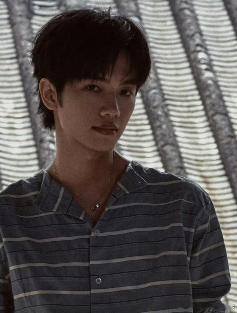 #王彦桐在威尼斯切换主持人格#✨威尼斯红毯现场惊喜看见王彦桐担任主持人，西装造型沉稳大气，科班功底尽显，切换身份依旧游刃有余#王彦桐衣锦还乡的木生既视感# ​