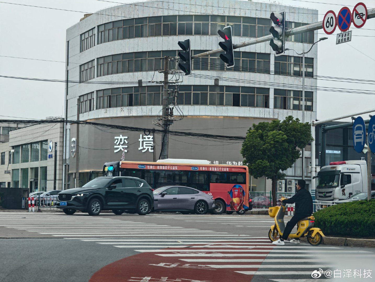 奕境也是好起来了，新装的4s店，挂上了华为乾崑联合设计 ​
