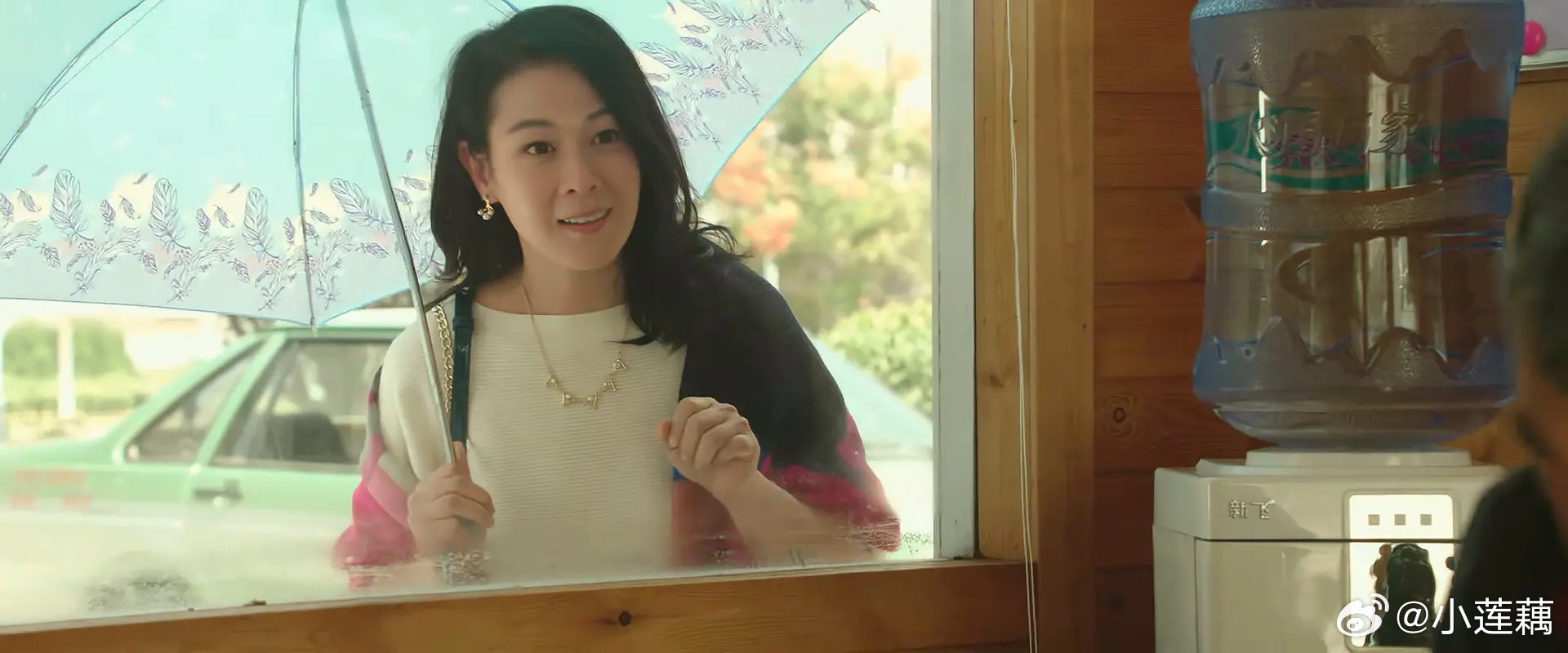 #2026年电影#《相爱相亲》
​卉卉送我女书那天，乐老师说《相爱相亲》里也有女书，是姥姥绣了外公的名字当相片，17岁嫁过去，明知道他再婚还守了一辈子。
​三代女性的情感故事，姥姥的故事很让心痛，爸爸妈妈的感情经历危机又彼此懂得，而薇薇是现代的。
​影片里很多配是熟面孔，李雪健、王志文、刘 ​