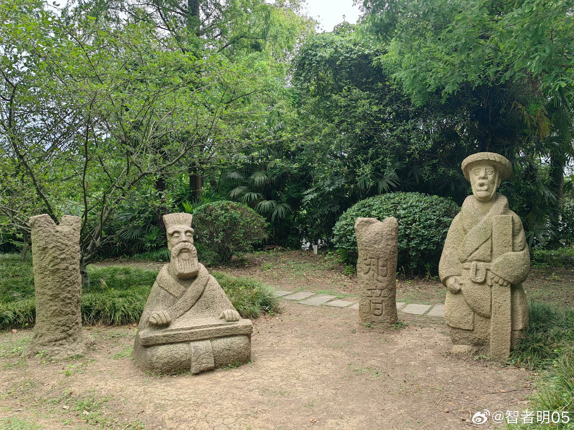 采石矶《知音》石雕坐落于马鞍山采石矶伯牙台区域，主题是经典典故高山流水...