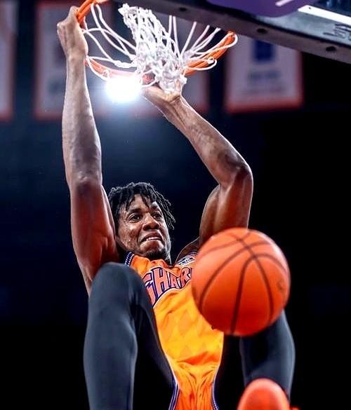 据东体记者透露，上海男篮的大外援怀特塞德正带着没好利索的脚伤，跟着大巴...