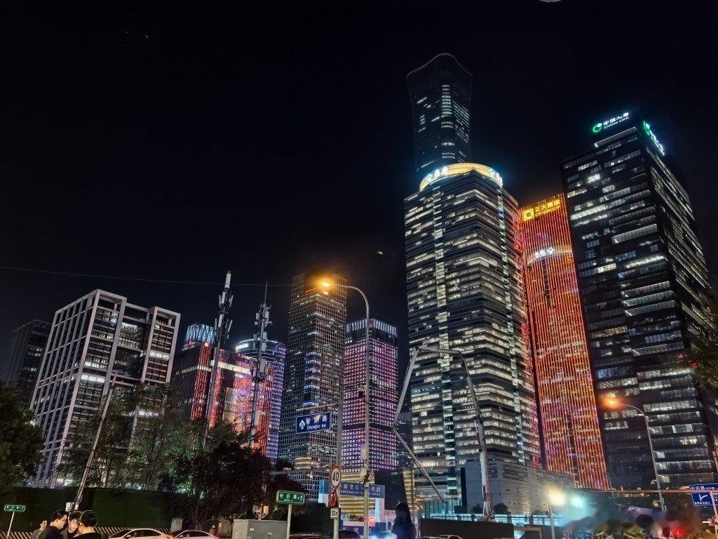 今晚第一次体验了颂钵。结束后在华贸附近骑着共享单车溜了一圈，看见了熟悉的高楼大厦，跟南二环比起来，真的繁华太多了，到处都是年轻人，真好[捂嘴哭]不过10号线还是那么破，19号线坐习惯了，还真有点嫌弃。 ​