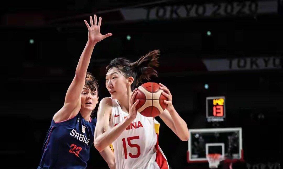 #中国女篮为何会输法国队29分#54比83！中国女篮在柏林的闭门热身赛里，被世界排名第二的法国队狠狠削了一顿，整整输了29分。

赛后很多球迷看到这个比分，第一反应是懵圈，第二反应是血压飙升。怎么回事？几天前还能跟欧洲劲旅打得有来有回，怎么突然就被打成筛子了？ ​