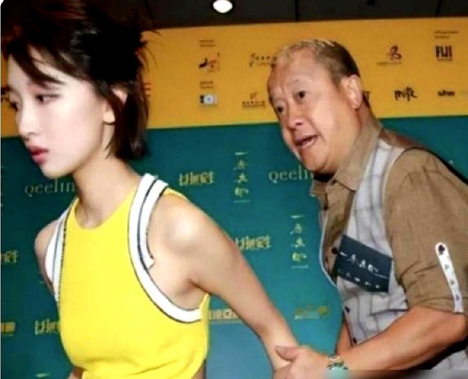 花少录制现场，吴君如死死攥着周冬雨的手腕，指节发白，周冬雨半侧着身子想抽开却抽不动，脸上还硬撑着笑。
 

当时周冬雨档期撞了补拍必须提前走，吴君如当场黑脸不让，直言散了这顿饭不知哪年才能凑齐。
 

老一辈人看重的是脸面和情分，年轻人手里攥着的是密不透风的契约。
 

能为了多聚一晚而连夜赶飞机的